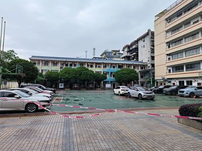 儒雅先锋行 温暖在民主--桂林市民主小学开展&ldquo;五一节&rdquo;便民服务活动